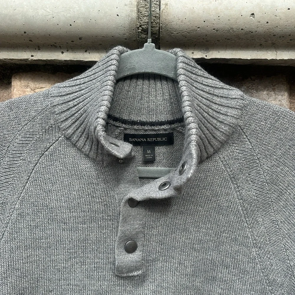 Banana Republic Men’s Sweater Gray Merin  Extra Fine Wool Size Medium